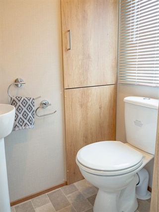 2027 Carnaby Oakdale Static Caravan Holiday Home main bedroom en suite
