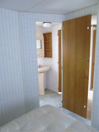 1997 Atlas Orlando 35ft x 12ft, 2 bedroom Static Caravan Holiday Home main bedroom jack and jill