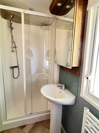 2023 Willerby Brookwood 40ft x 12ft, 3 bedroom Caravan Holiday Home main bedroom en suite